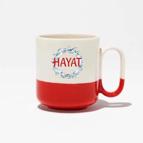 Kırmızı tabanlı beyaz porselen promosyon kupası; ön yüzde çelenk biçimli yazı baskısı