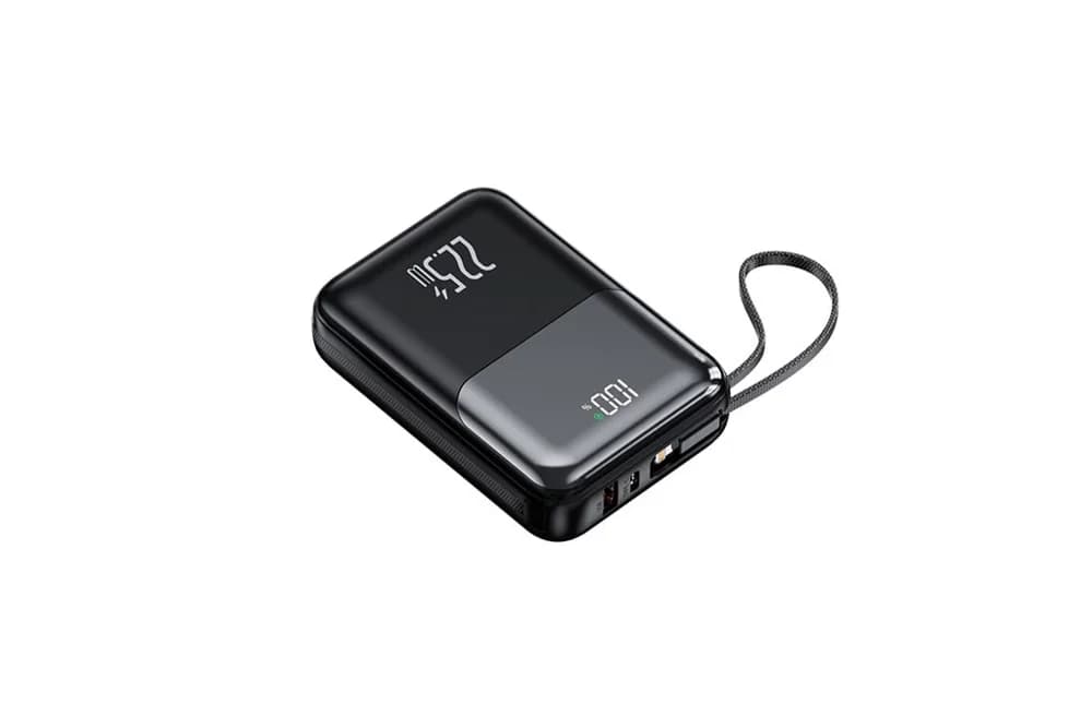 Açılı duran siyah powerbank; dijital ekran, kısa kablo ve çift port.