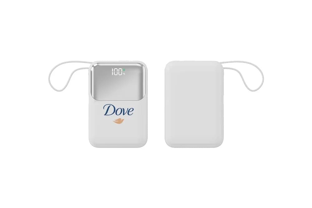 Beyaz powerbank ön ve arka yüz; logolu, dijital ekranlı ve kısa kablolu.