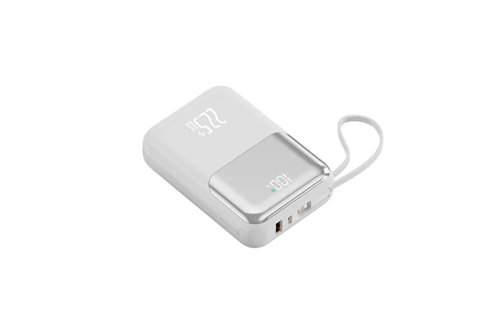 Açılı beyaz powerbank; ekranda yüzde 100, kısa kablo ve girişler görünüyor.