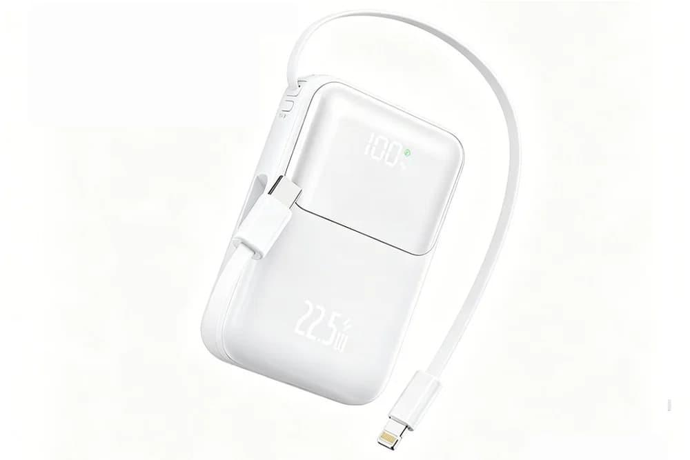 Beyaz powerbank, kıvrık kablo ve ekranda yüzde 100 ile 22,5 W ibaresi.