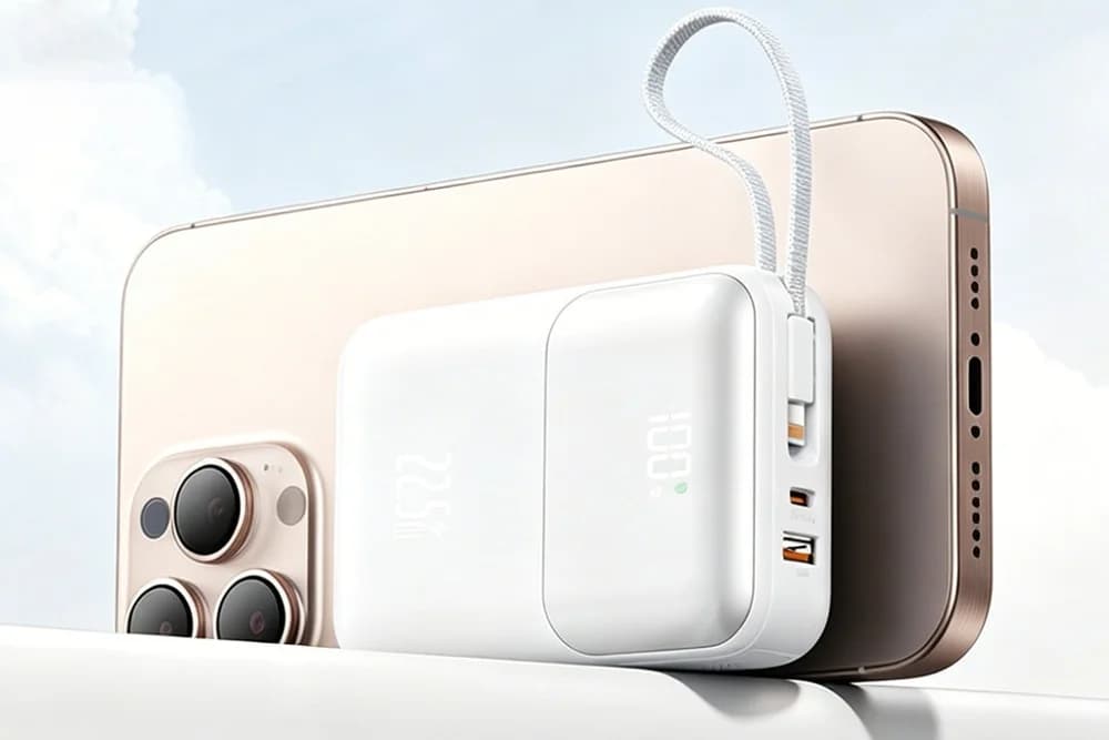 Beyaz powerbank telefon arkasına tutturulmuş; ekran yüzde 100, kablo kıvrık.