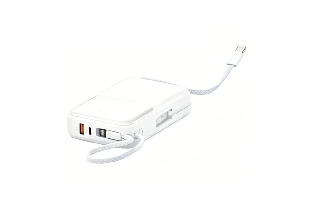 Beyaz powerbank; örgülü dahili USB-C kablo, yan yüzde çoklu port ve düğme.
