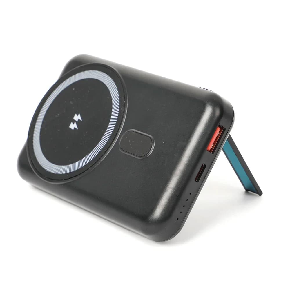 Siyah manyetik powerbank; yan açıdan, arka ayaklı ve yanda portlar görünüyor.