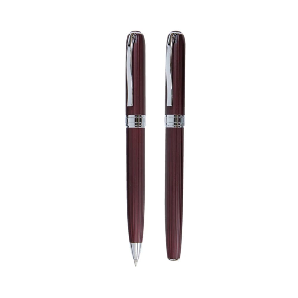 İki bordo metal roller ve tükenmez kalem, gümüş uç ve halka detaylı, dikey