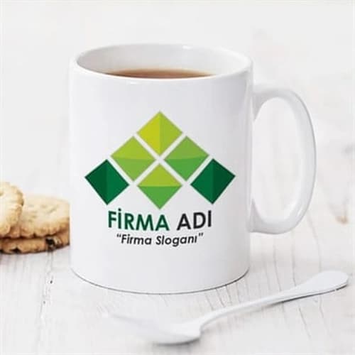 Beyaz süblimasyon promosyon kupası; önde yeşil logo ve örnek firma adı yazısı