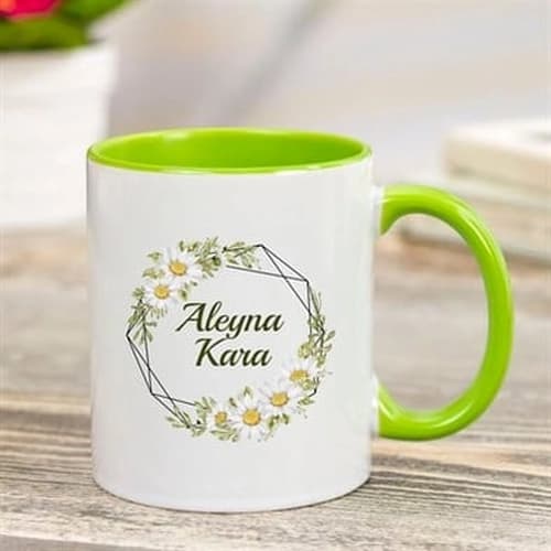 İçi yeşil beyaz promosyon kupası; isim ve çiçek çelenk baskılı ön yüz