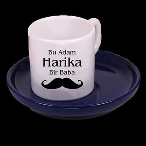 Lacivert tabaklı beyaz promosyon kahve fincanı; bıyık figürlü aynı baskı, ürün kadrajda yukarıda