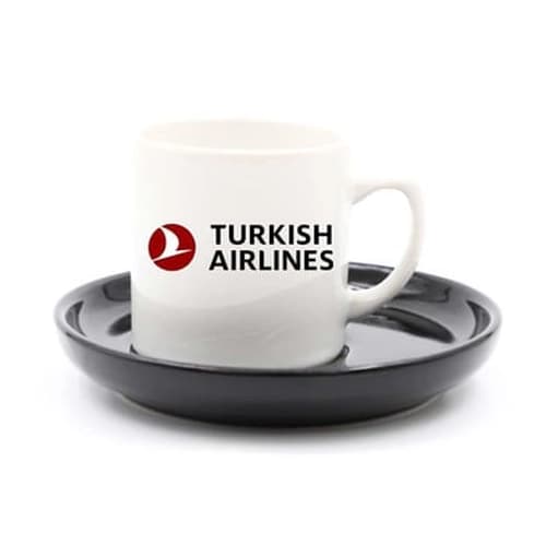 Beyaz süblimasyon promosyon kahve fincanı; önde kırmızı uçak logosu baskısı, siyah tabakta