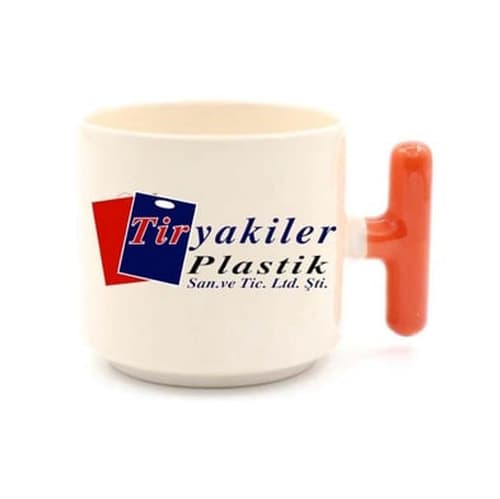 Turuncu T kulplu beyaz porselen promosyon latte fincanı; ön yüzde kurumsal logo baskısı