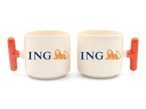 Turuncu T kulplu beyaz porselen promosyon latte fincanı ikili; aslan figürlü baskı