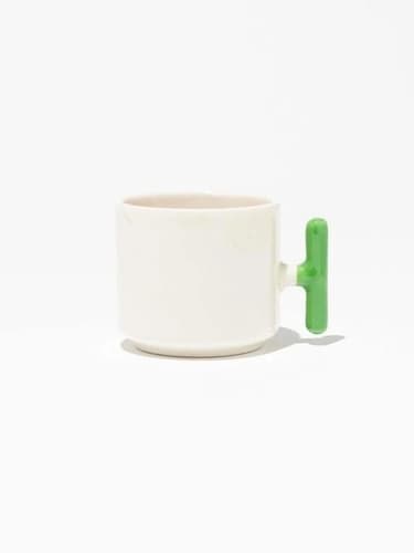 Yeşil kulplu beyaz porselen promosyon latte fincanı; logosuz, uzak açı, kulp sağda