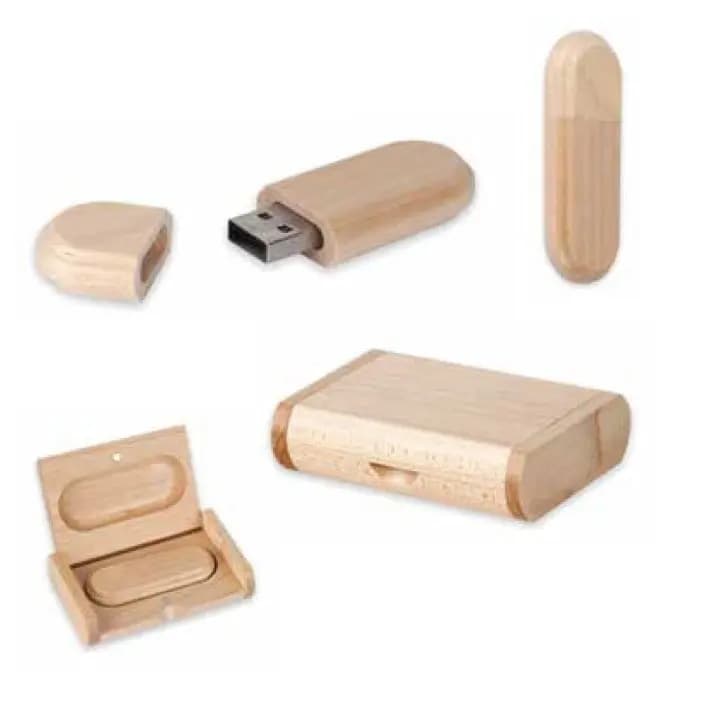 Ahşap zemin üzerinde 16 GB depolama kapasitesine sahip USB bellek