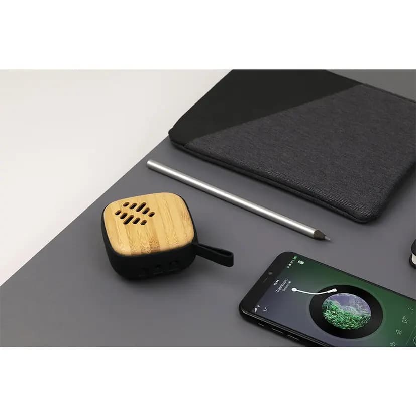 Bluetooth 5.0 teknolojisine sahip bambu ve buğday samanı gövdeye sahip hoparlör