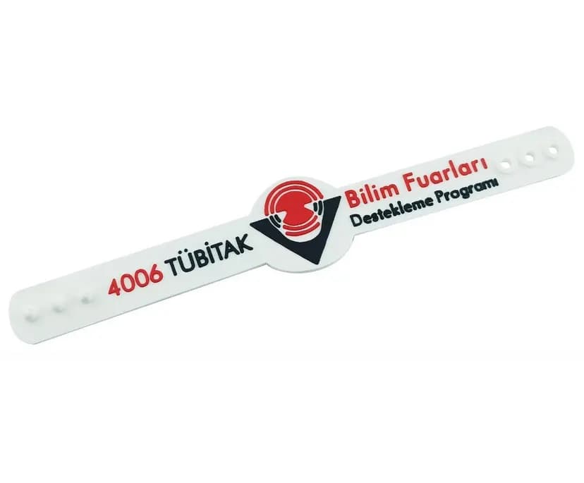 Kauçuk malzemeden üretilmiş esnek bileklik, kurumsal etkinliklerde kullanıma uygun