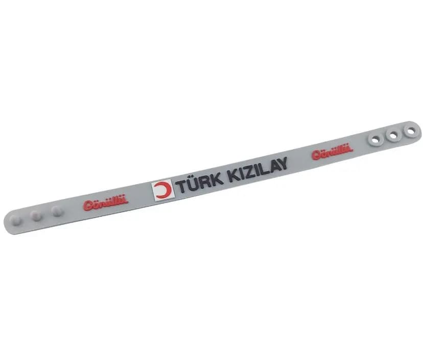 Şık tasarımlı siyah PVC bileklik, etkinliklerde ve promosyon amaçlı kullanıma uygun.