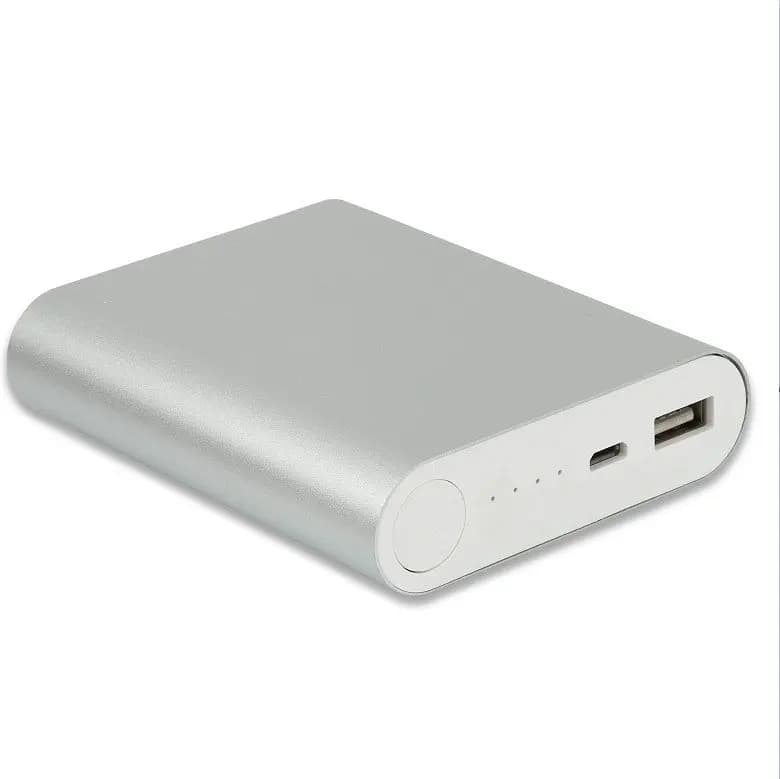 Promosyon 10400 mAh kapasiteli, şık tasarıma sahip bir powerbank, iki port ile cihazlarınızı hızlıca şarj etme imkanı sunar