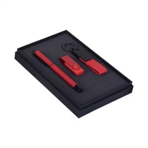 Kırmızı renkli, alüminyum gövdeli kalem, plastik kaplamalı USB bellek ve deri kayışlı metal halka anahtarlık bulunan promosyon hediye seti.
