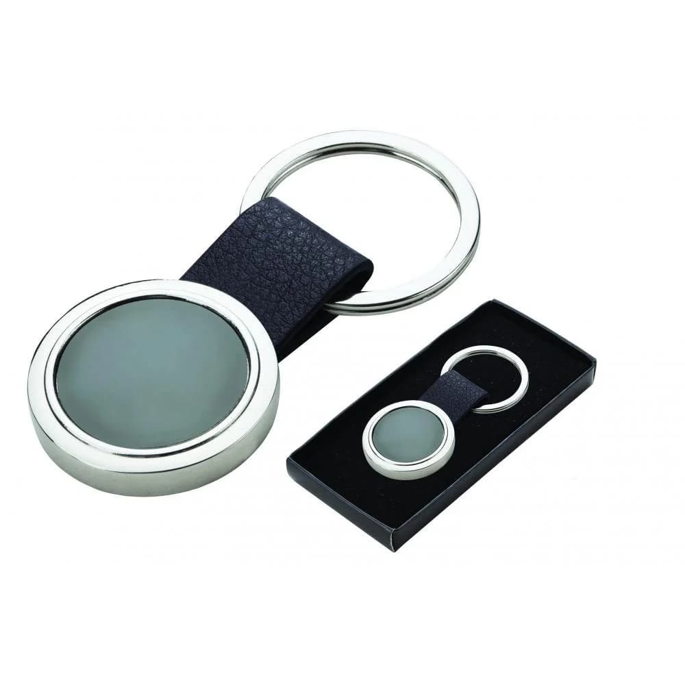 Promosyon anahtarlık, oval metal disk ve çevresinde siyah deri kaplama