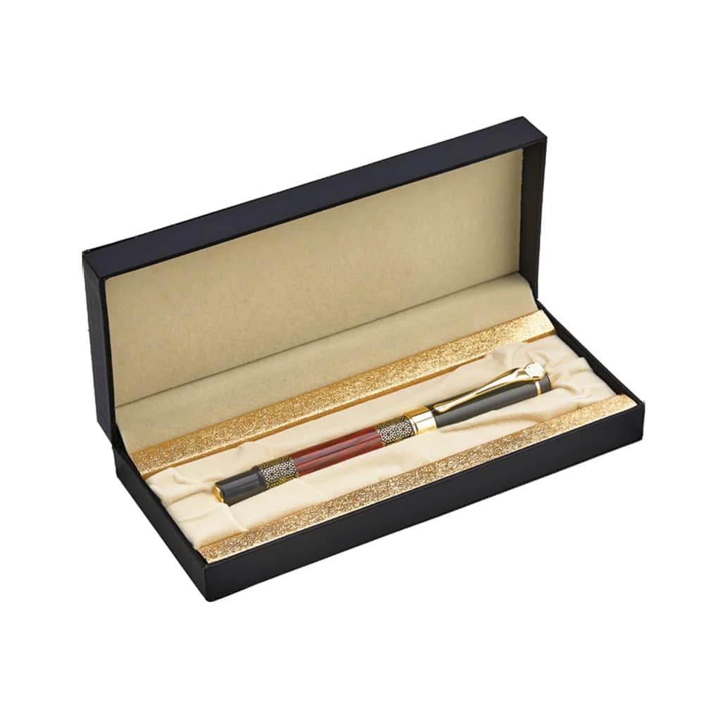 Siyah ve altın sunum kutusu içinde kırmızı metal dolma kalem seti, krem astarlı