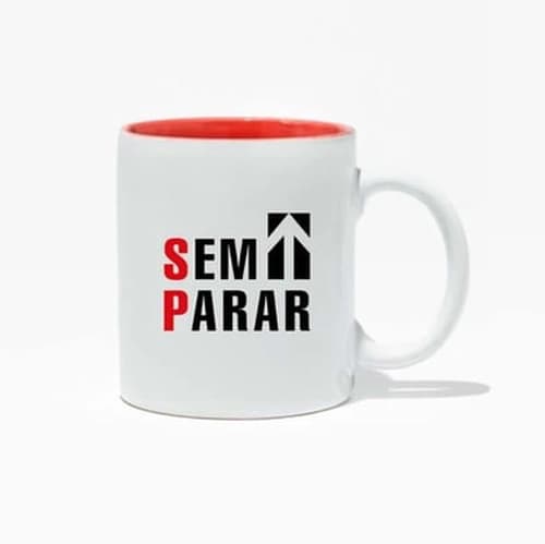 İçi kırmızı beyaz promosyon kupası; önde siyah yukarı ok ve kurumsal yazı baskısı