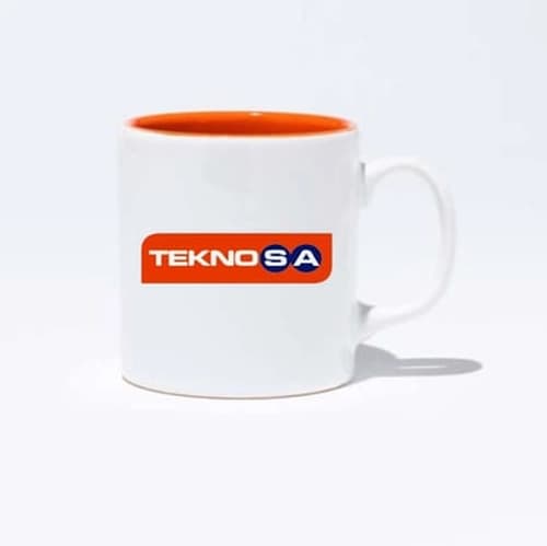 İçi turuncu beyaz porselen promosyon kupası; ön yüzde kurumsal logo baskısı