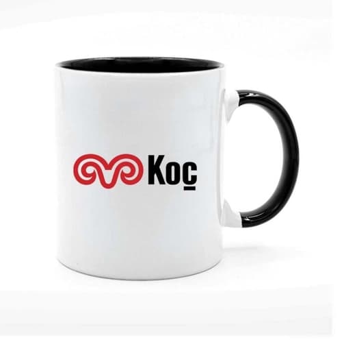 İçi ve kulpu siyah beyaz porselen promosyon kupası; önde kırmızı siyah logo baskısı