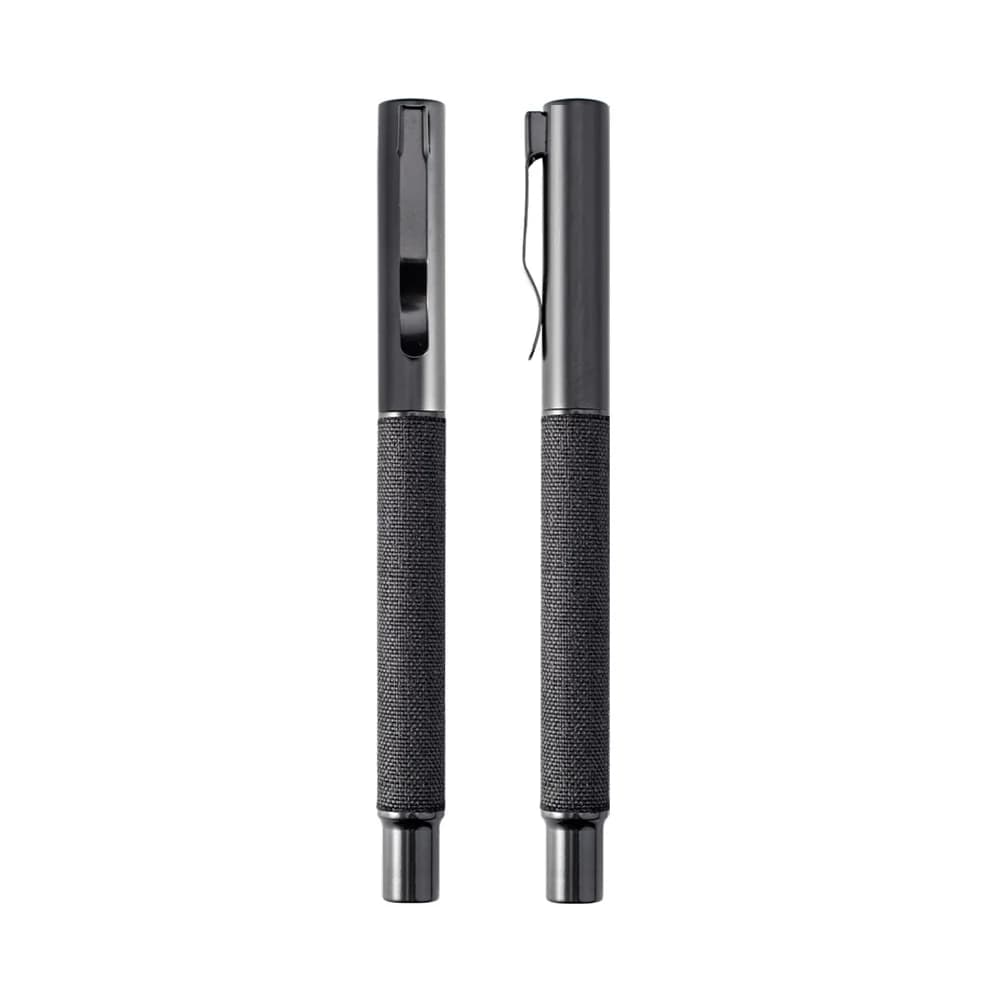 Siyah kauçuk tutuşlu metal roller kalem, gümüş klips ve parlak gövde