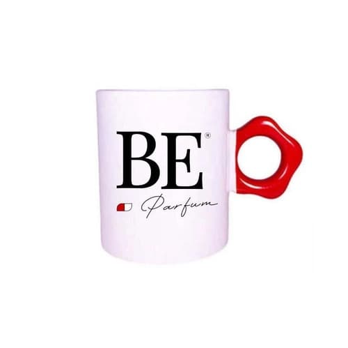 Beyaz porselen promosyon kupası; ön yüzde siyah yazı baskısı, çiçek biçimli kırmızı kulp