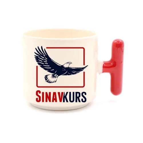 Beyaz promosyon latte fincanı; kırmızı çerçeveli kurs logosu baskılı
