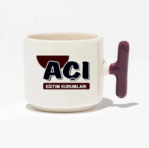 Beyaz promosyon latte fincanı; bordo T kulp ve eğitim kurumu logosu baskılı
