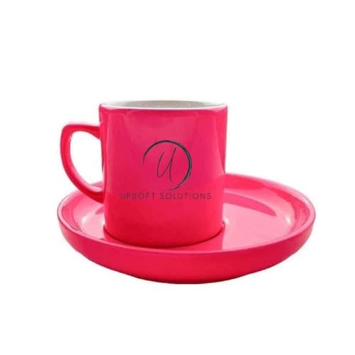 Neon pembe porselen promosyon kahve fincanı tabaklı; önde beyaz kurumsal yazı baskısı