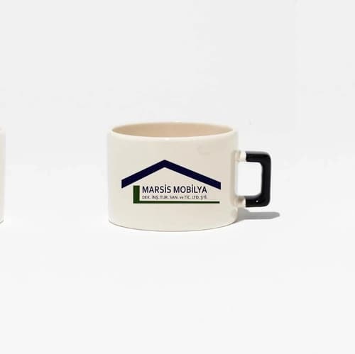 Krem promosyon Nescafe fincanı; siyah kulp ve firma logosu baskılı ön görünüm