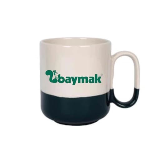Koyu yeşil tabanlı beyaz porselen promosyon kupası; önde yeşil kurumsal logo baskısı