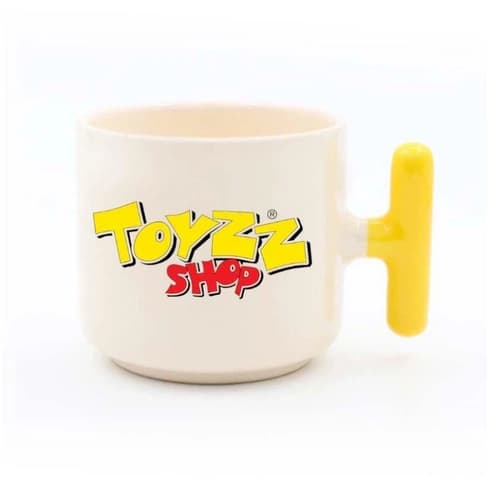 Sarı kulplu beyaz promosyon latte fincanı; kırmızı sarı mağaza logosu baskılı