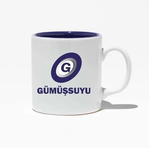 İçi lacivert, dışı beyaz, şık bir porselen kupa; logo baskılı, toptan imalat için ideal, kurumsal hediye seçenekleri arasında öne çıkıyor - Promosyonbank