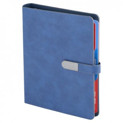 Şirket logolu promosyon defteri ve yapışkan notlar düzenli görünümde.