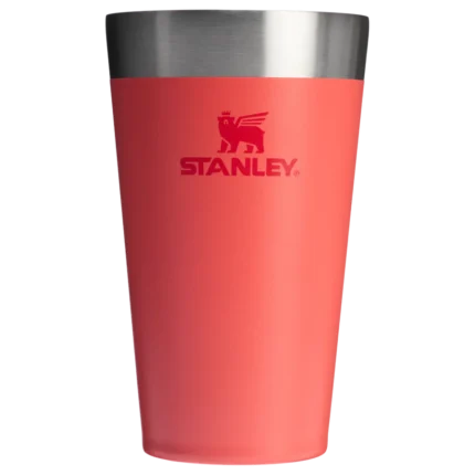 Yalıtımlı kırmızı Stanley termos, paslanmaz çelik üst kapak ve logo detaylarıyla şık ve dayanıklı tasarım.