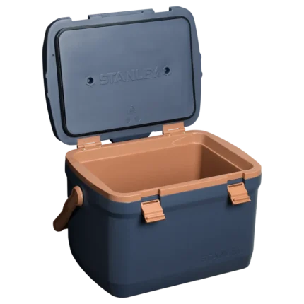 Soğutucu kutu, taşıma ve piknikler için kullanılır, dayanıklı ve pratik tasarımıyla dikkat çeker.