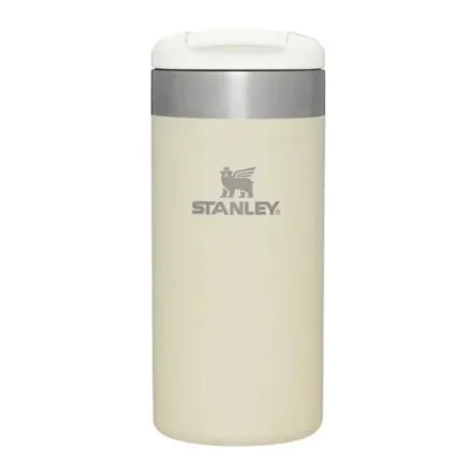 Yalıtımlı seyahat termosu, Stanley markasıyla yüksek kalitede ve dayanıklı tasarım, sade renkler ve taşınabilirlik ile sevdiklerinize promosyon ürünleri arasında tercih edilir.