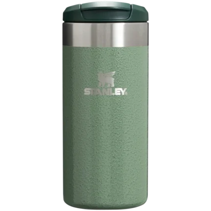 Paslanmaz çelik ve yeşil plastik kaplama ile tasarlanmış, STANLEY markalı termos, taşıma ve kullanım kolaylığı sağlayan pratik tasarımıyla outdoor ve ofis kullanımı için ideal.