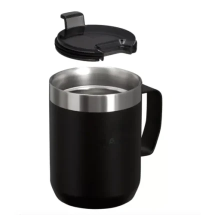 Kapasiteyi gösteren, şık ve dayanıklı termos kupası, seyahat ve ofis kullanımına uygun, çift duvar izolasyonuyla içecekleri sıcak veya soğuk tutar.