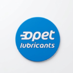 Mavi renkte, dairesel silikon bardak altlığında beyaz renkte "Opet lubricants" yazılıdır.